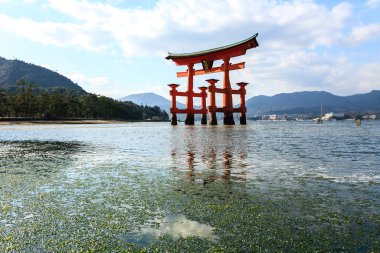 Miyajima, Japonya - 28 Aralık 2009: Miyajima Adası kıyılarındaki Itsukushima Tapınağı 'nın Yüzen Kapısı.