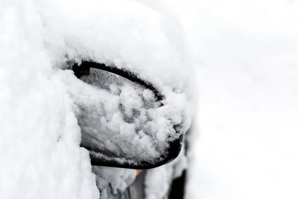Καθρέφτης Αυτοκινήτου Που Καλύπτεται Χιόνι Μετά Από Βαριά Χιονοθύελλα Χειμώνα — Φωτογραφία Αρχείου