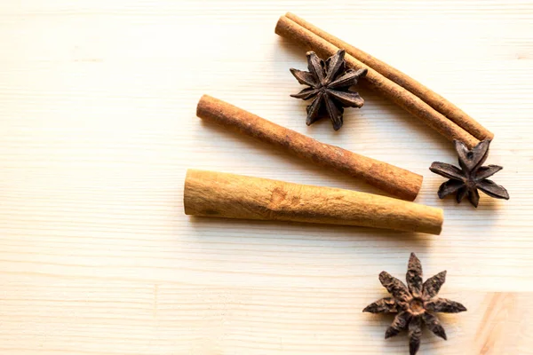 Anijs Kaneel Witte Achtergrond Specerijen Voor Koffie Warme Thee Glühwein — Stockfoto