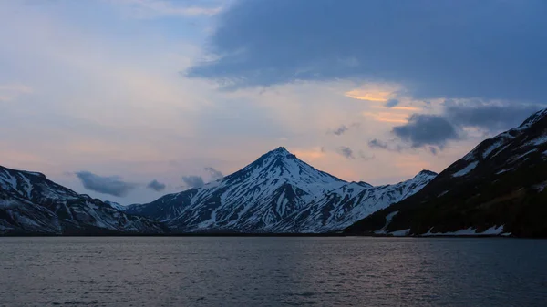 Vista Pôr Sol Vulcão Vilyuchinsky Península Kamchatka Rússia — Fotografia de Stock