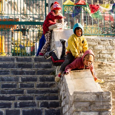 Bhakra, Nepal - 11 Kasım 2015: Köy caddesinde oynayan dört Nepalli çocuk.
