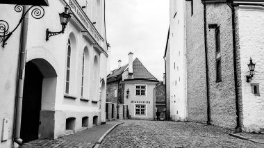 Tallinn, Estonya - 26 Mayıs 2019: Tallinn 'deki Old Town' da yürüyen adam, siyah-beyaz