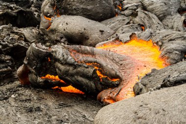 Aktif Tolbachik Volkanı, Kamçatka Yarımadası, Rusya yakınlarındaki sıcak lav akışı
