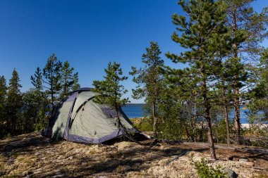  Rüzgarda dalgalanan Budist bayrakları. Annapurna koruma alanı, Nepal.
