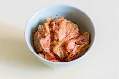 Kavanozda lahana turşusu, çok popüler geleneksel Kore mayalanmış yemekleri..