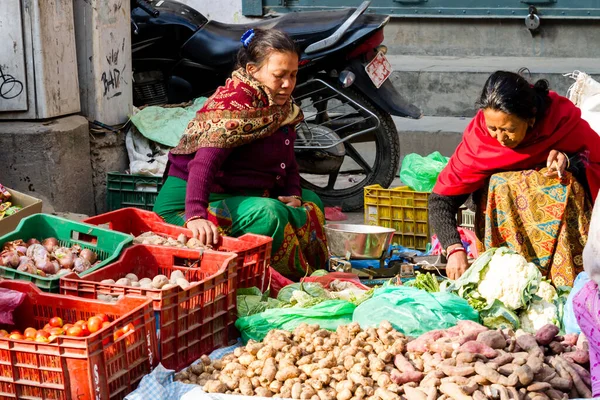 Катманду Непал Ноября 2018 Года Две Пожилые Женщины Продают Фрукты — стоковое фото