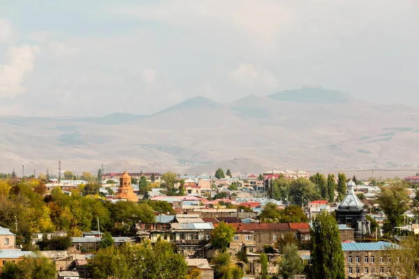 Dağların ve Ermenistan 'ın arka planına karşı Gyumri şehrinin güzel manzarası