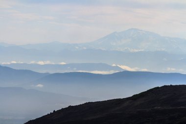 Kamçatka dağlarının bulutlu havadaki güzel manzarası, Kamçatka Yarımadası, Rusya
