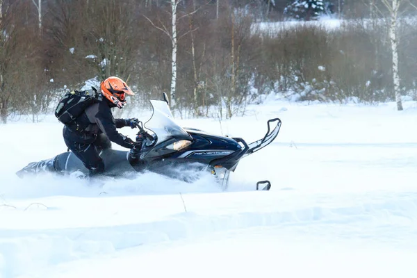 Tereberka ロシア 2018年2月24日 スポーツヘルメットの男がスノーモービルに乗る — ストック写真