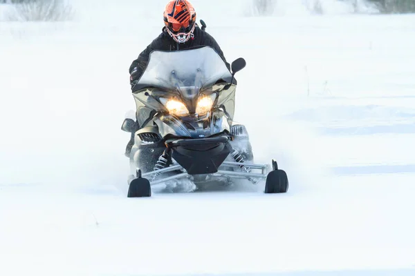 Teriberka, Rússia - 24 de fevereiro de 2018: Homem de capacete esportivo monta uma moto de neve — Fotografia de Stock