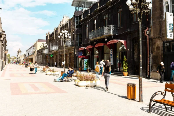 Gyumri, Armenia - 12 de octubre de 2018: Personas caminando por la calle en el centro de Gyumri, Armenia — Foto de Stock