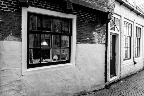 네덜란드 암스테르담에 있는 전통적 인 목조 창문과 벽돌 벽 — 스톡 사진