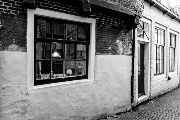 Antigua ventana de madera tradicional y pared de ladrillo en Amsterdam, Países Bajos — Foto de Stock