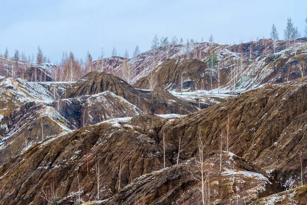 Outono paisagem natural. Pedreiras de carvão abandonadas perto da aldeia de Konduki, montanhas Romantsevskie, Rússia. — Fotografia de Stock