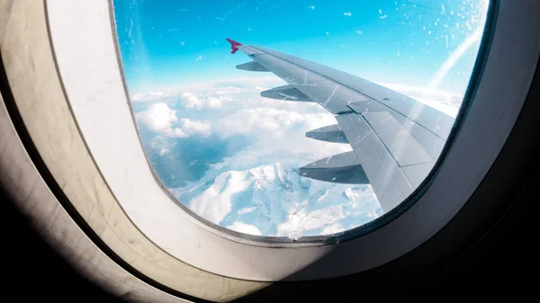 Vista Aérea Das Montanhas Cobertas Neve Pórtico Avião Conceito Viagem — Fotografia de Stock