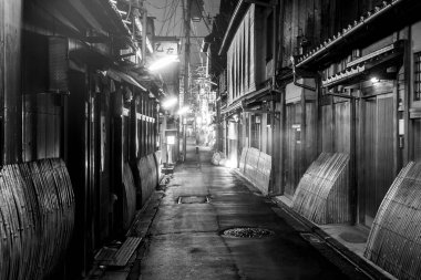 Gece eski Kyoto 'nun eski merkezi Gion, Japonya