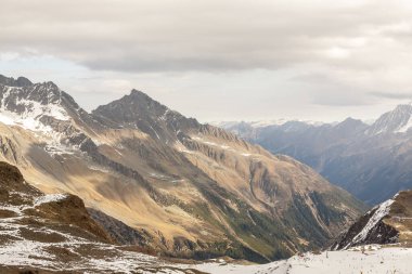 Sonbahar günü Alp dağlarının güzel manzarası, Avusturya, Stubai, Stubaier Gletscher tatil köyü