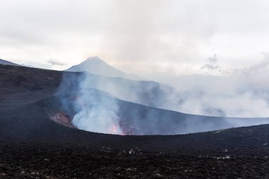 Geceleri volkan patlaması. Patlayan Volkan Tolbachik Krateri, Kamçatka Yarımadası, Rusya