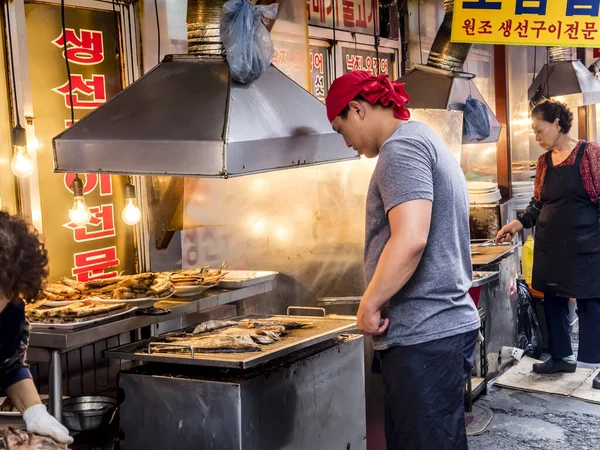 Szöul Dél Korea Június 2017 Man Vendor Főzés Ízletes Sült — Stock Fotó