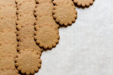 Kurabiye kağıdında zencefilli kurabiye, geleneksel Noel hediyesi. Zencefilli kek arka planı. Metin alanı, boş şablon.