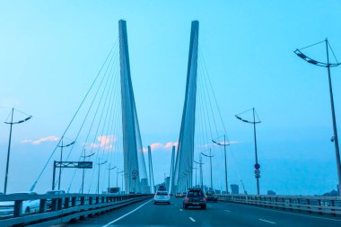 Vladivostok, Rusya - 27 Temmuz 2015: Russkiy adasıyla Russkiy arasındaki kablo destekli köprü. Vladivostok, Primorsky Krai, Rusya