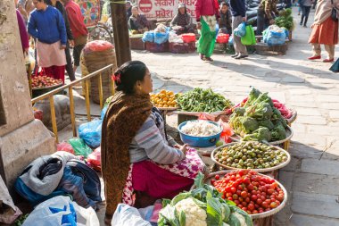 Katmandu, Nepal - 17 Kasım 2018: Yaşlı kadın Kathmandu 'daki sokak pazarında meyve ve sebze satıyor