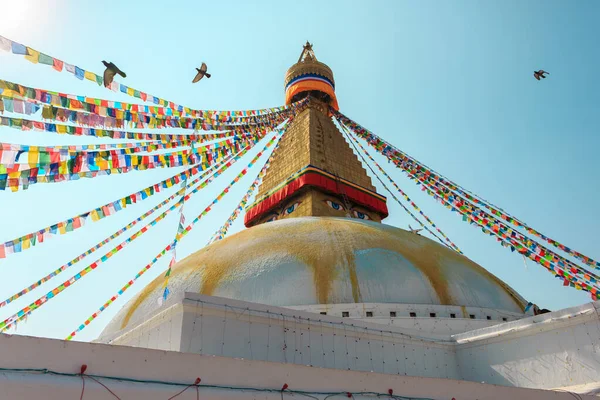 Banderas budistas de oración ondeando en el viento en la estupa de Boudhanath en Katmandú, Nepal. —  Fotos de Stock
