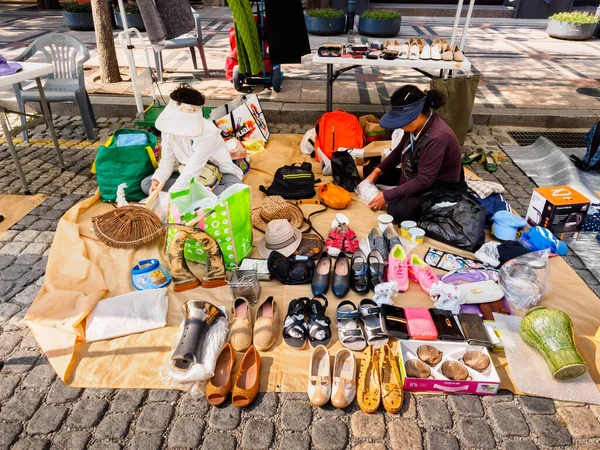 Seoul, Zuid-Korea - 18 juni 2017: Twee vrouwelijke verkopers die oude dingen verkopen op een vlooienmarkt in Seoul — Stockfoto