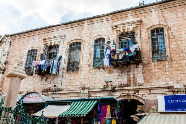 Kudüs, İsrail - 11 Eylül 2011: Kudüs 'te eski bir şehirde, İsrail bayrakları balkonlarda asılı