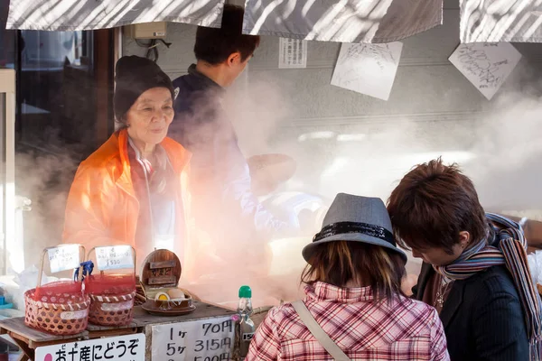 Beppu, Japan - 29 december 2009: Straatverkoper verkoopt gekookte eieren populair fastfood in Beppu. — Stockfoto