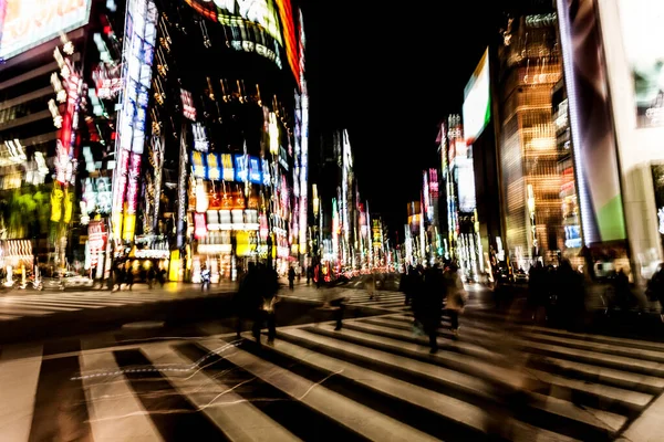 車のぼやけた動き、抽象的な動き都市のぼやけた。東京・銀座の夜の交差点 — ストック写真