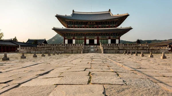 전통적 인 고전 건축 양식. 서울에 있는 경복궁. — 스톡 사진