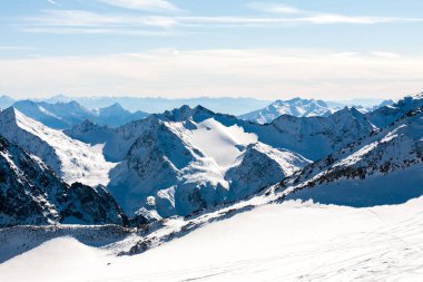 Karlı dağ manzarası. Mount 'ın güzel manzarası. Alpler kayak merkezi. Avusturya, Stubai, Stubaier Gletscher
