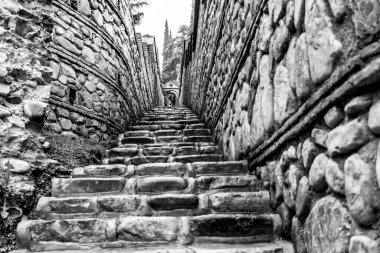 Taş merdivenler ve yağmur üstüne taş kemer. Bodbe, Georgia 'daki St. Nino Manastırı.