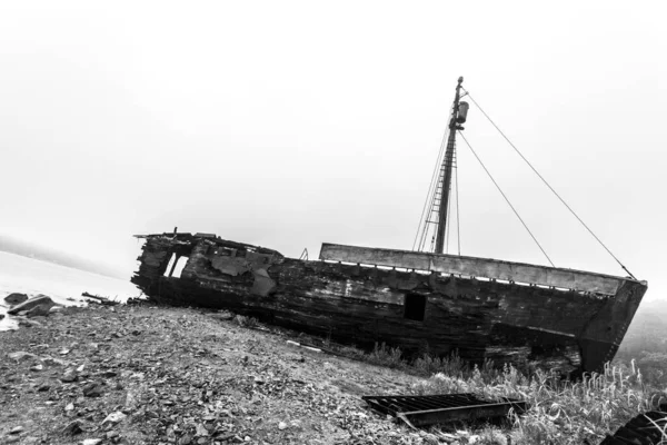 Vieux Bateau Bois Naufragé Dans Brouillard Matin Image Noir Blanc — Photo