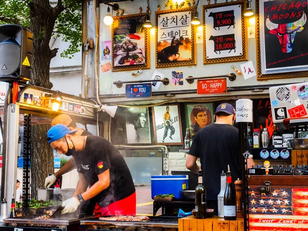 Seoul, Zuid-Korea - 17 juni 2017: Leveranciers bereiden fastfood in de fastfood kiosk op straat in Seoul. — Stockfoto