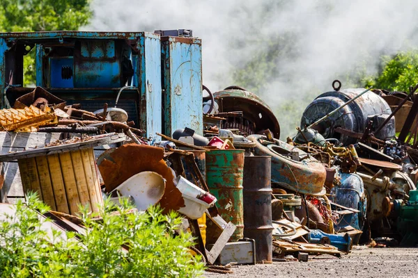 Sampah ilegal. Tumpukan besar limbah logam, kayu dan plastik. Konsep pencemaran lingkungan hidup. — Stok Foto