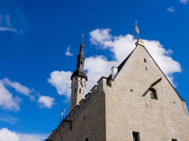 Eski Tallinn kasabasında çatısı olan eski bir binanın parçası. Tallinn, Estonya, Avrupa