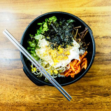 Bibimbap en ünlü Kore yemeğidir. Seul, Güney Kore