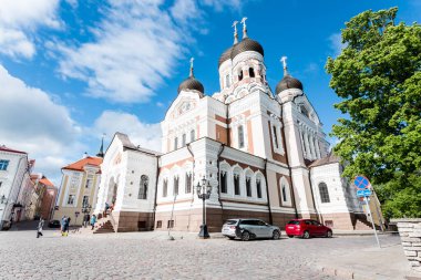 Tallinn, Estonya - 25 Mayıs 2019: Eski Tallinn kasabasında Alexander Nevsky Katedrali yakınlarında yürüyen insanlar