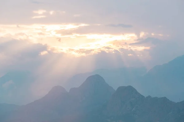 Nascer do sol de montanha nebuloso. Nuvens de manhã sobre as montanhas. — Fotografia de Stock