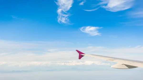 Kilátás a fehér felhők a repülőgép porthole. — Stock Fotó