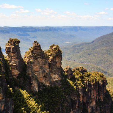 Üç Kız Kardeş Mavi Dağlar 'ın en etkileyici simgesidir. Echo Point Katoomba, Yeni Güney Galler, Avustralya