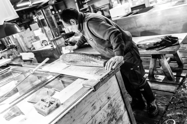Tokió Japán 2010 Január Felnőtt Munkás Tonhalszeletelés Tsukiji Halpiacon Kora — Stock Fotó