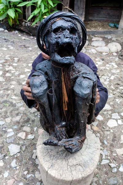 Wamena Indonesia January 2010 Old Man Dani Tribe Holding Mummy — Stock Photo, Image