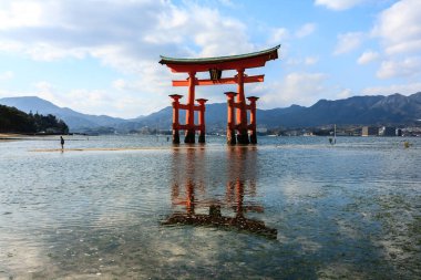 Miyajima, Japonya - 28 Aralık 2009: Yüzen Torii Kapısı Itsukushima Tapınağı, Miyajima Adası.
