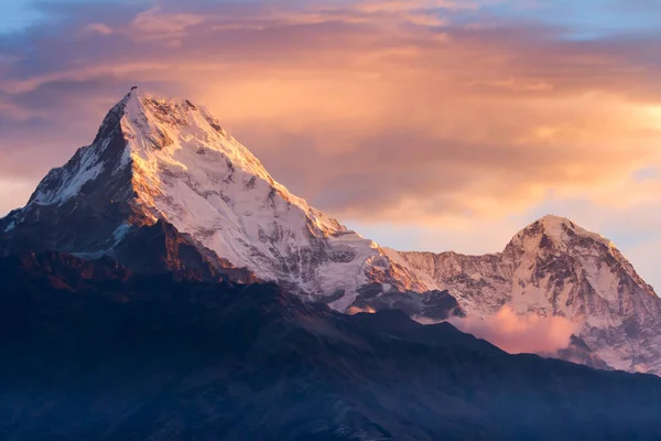 ネパール、ネパール、ヒマラヤの夜明けのアナプルナ山脈. — ストック写真
