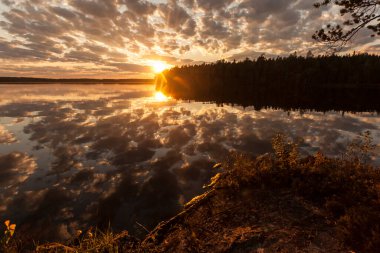 Gün batımında güzel sessiz göl Karelia, Rusya