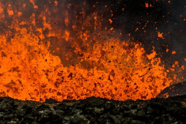 Tolbachik yanardağının patlaması, volkanik krater. Kamçatka Yarımadası, Rusya