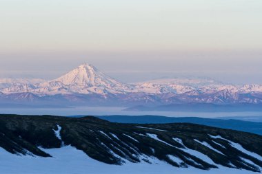 Güneş doğarken Vilyuchinsky volkanı, Kamçatka Yarımadası, Rusya